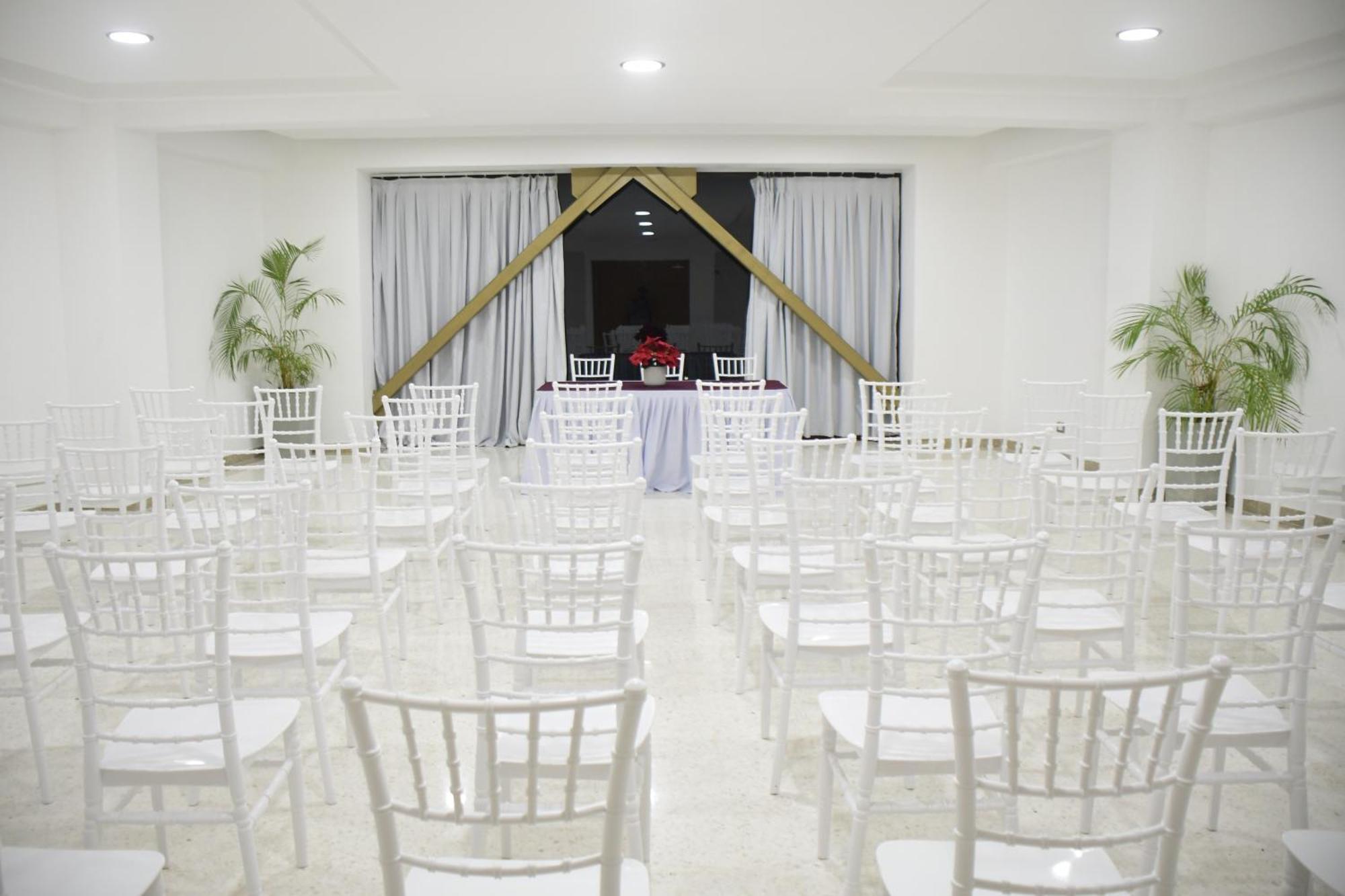 Hacienda Samana Bay Hotel Exterior photo Chiavari chairs